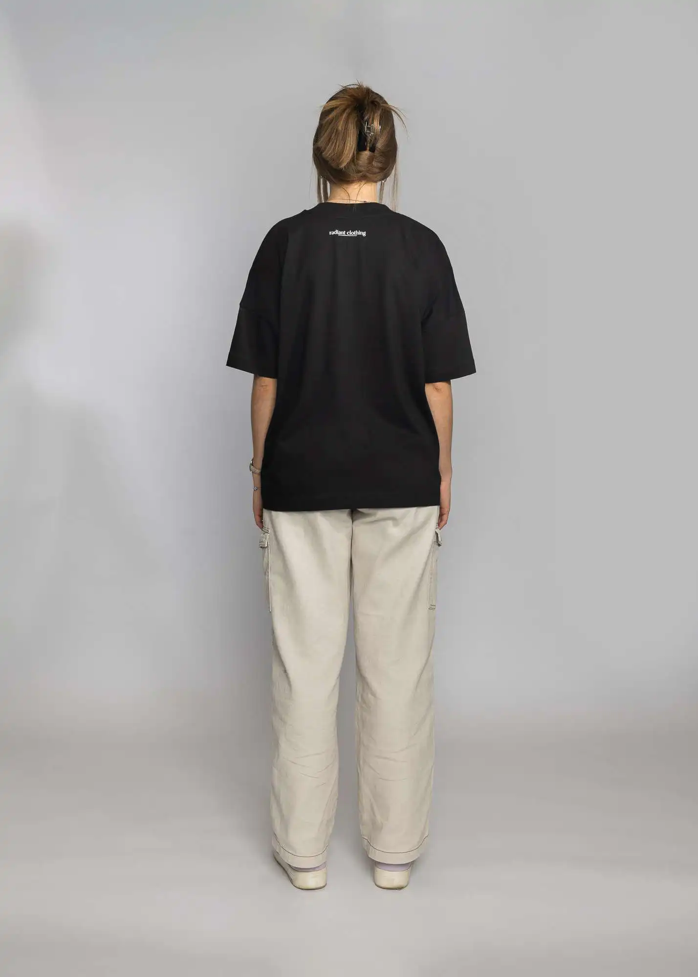 Radiant Shirt - schwarz 4 Modisches schwarzes T-Shirt für Christen, bequem und stilvoll für den Alltag.