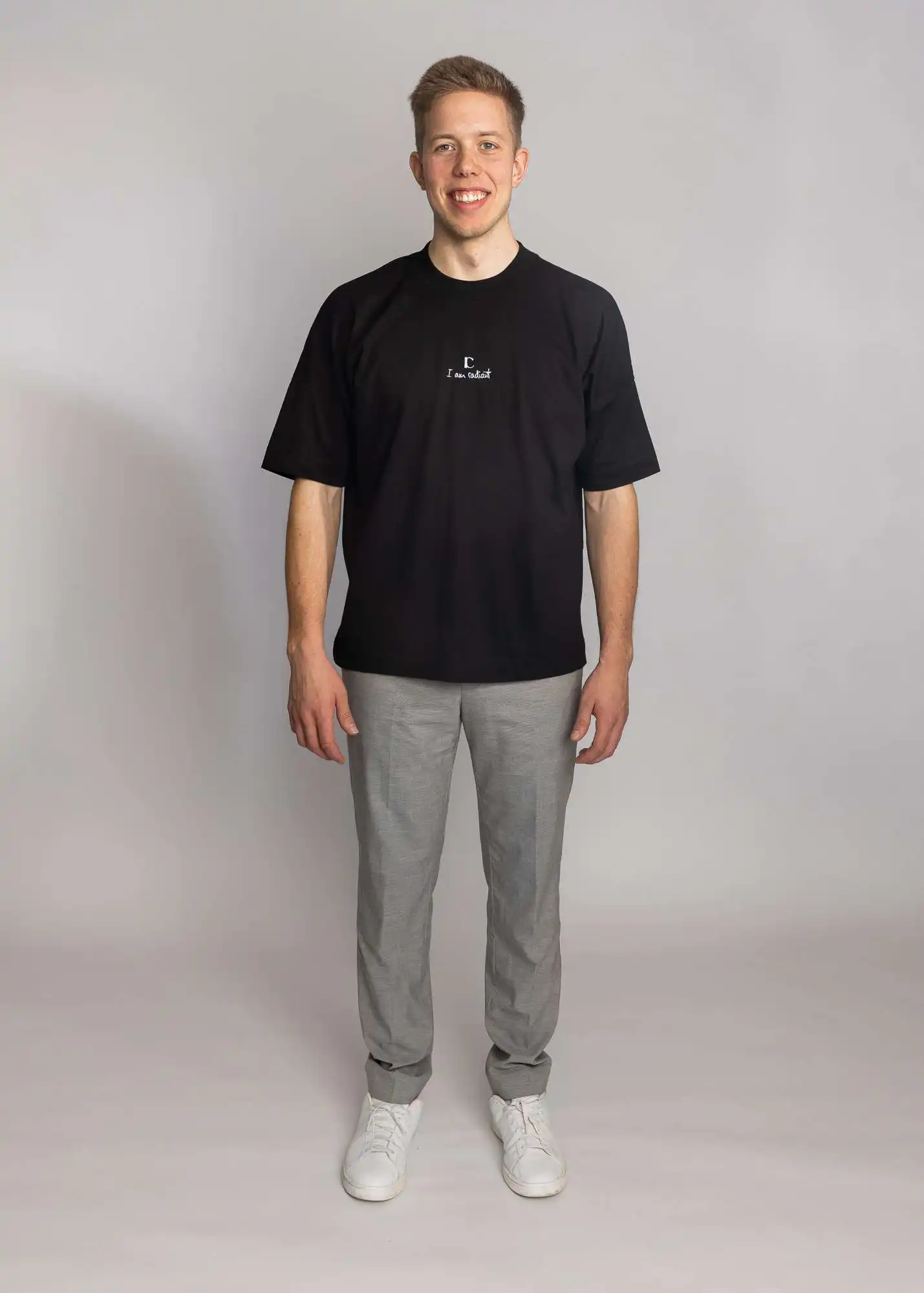 Radiant Shirt - schwarz 2 Moderner junger Mann trägt christliches T-Shirt, Glaube, christliche Mode, evangelisch, religios.