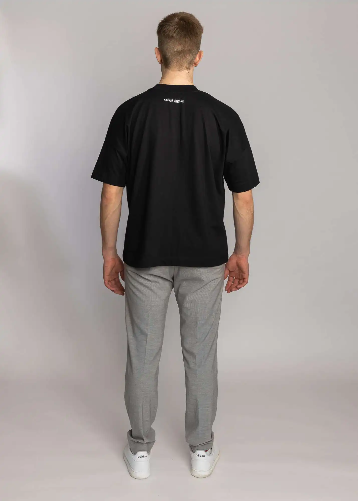 Radiant Shirt - schwarz 3 Moderner schwarzer T-Shirt mit christlichem Print, Streetwear Style, casual Mode, Mookho.de.