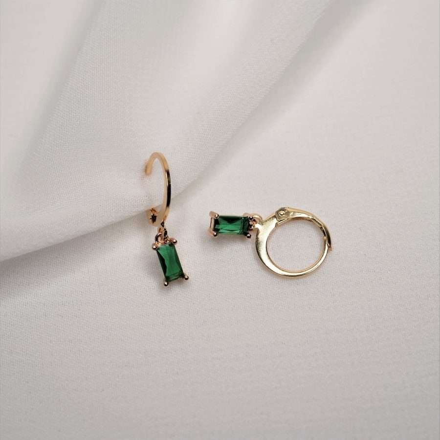 Moderne 24k Gold beschichtete christliche Ohrringe Hoop DIANA von FIRSTGOD bei mookho mit edlem Schmuckstein, liegen auf einem weißen Tuch.