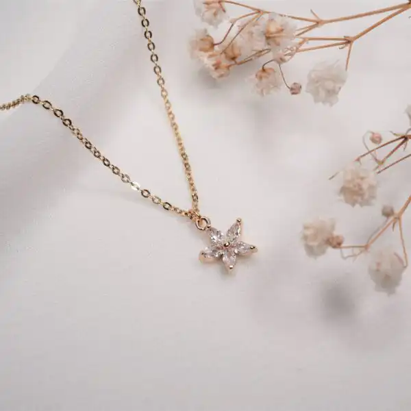 Hochwertiger christlicher Schmuck mit Blumenanhänger, elegant und bedeutungsvoll.
