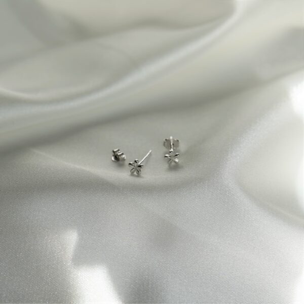 Hochwertige silberne Damenschmuck-Ohrringe mit Blumenmuster, christliches Design, stilvoll.