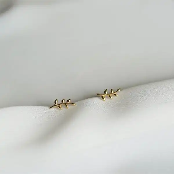 Feiner goldener Ohrring in Blattform, christliche Schmuckaccessoire, hochwertige Geschenkidee.