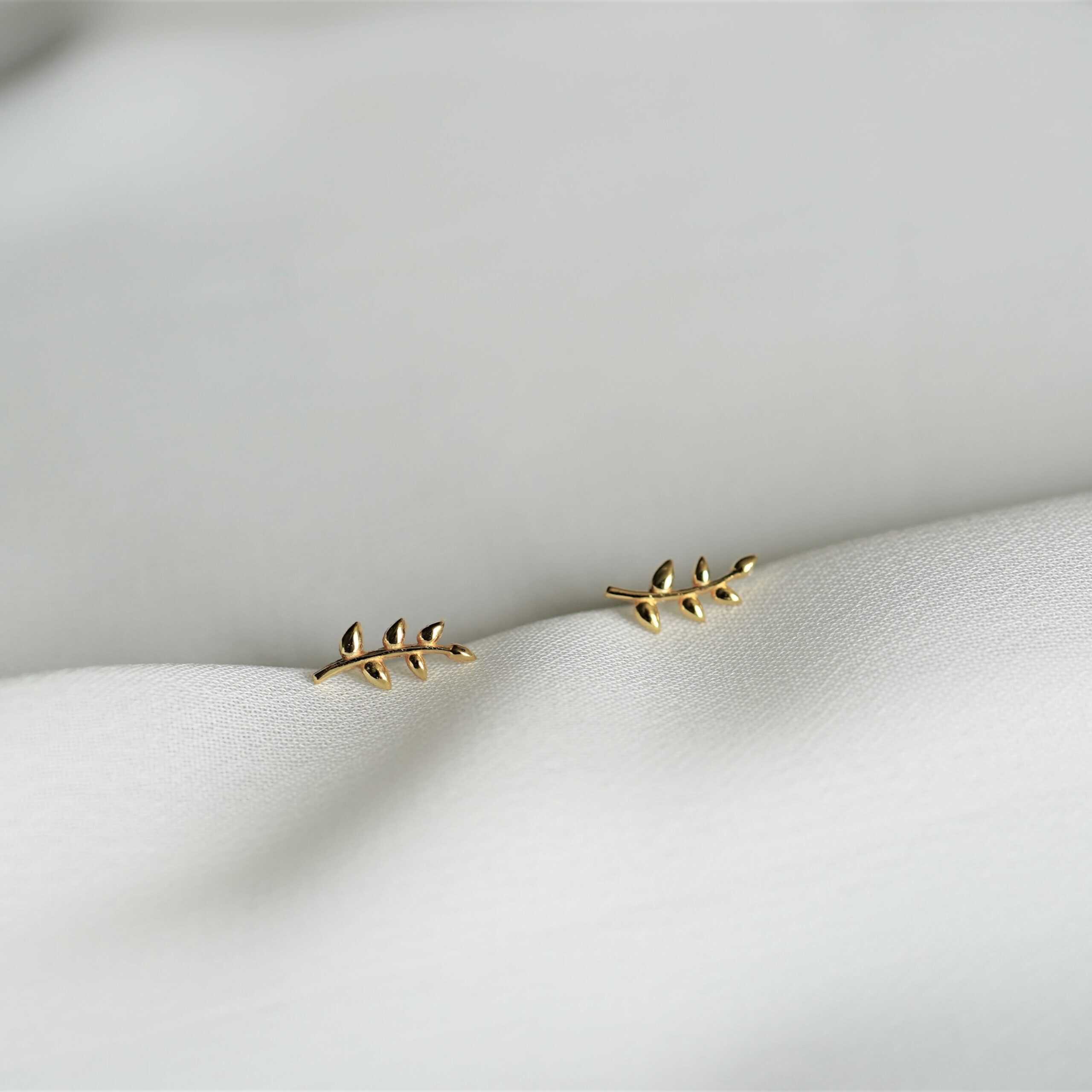 Leaf Mini | Christliche Ohrstecker – 925 Sterling Silber – Gold beschichtet 1 Feiner goldener Ohrring in Blattform, christliche Schmuckaccessoire, hochwertige Geschenkidee.
