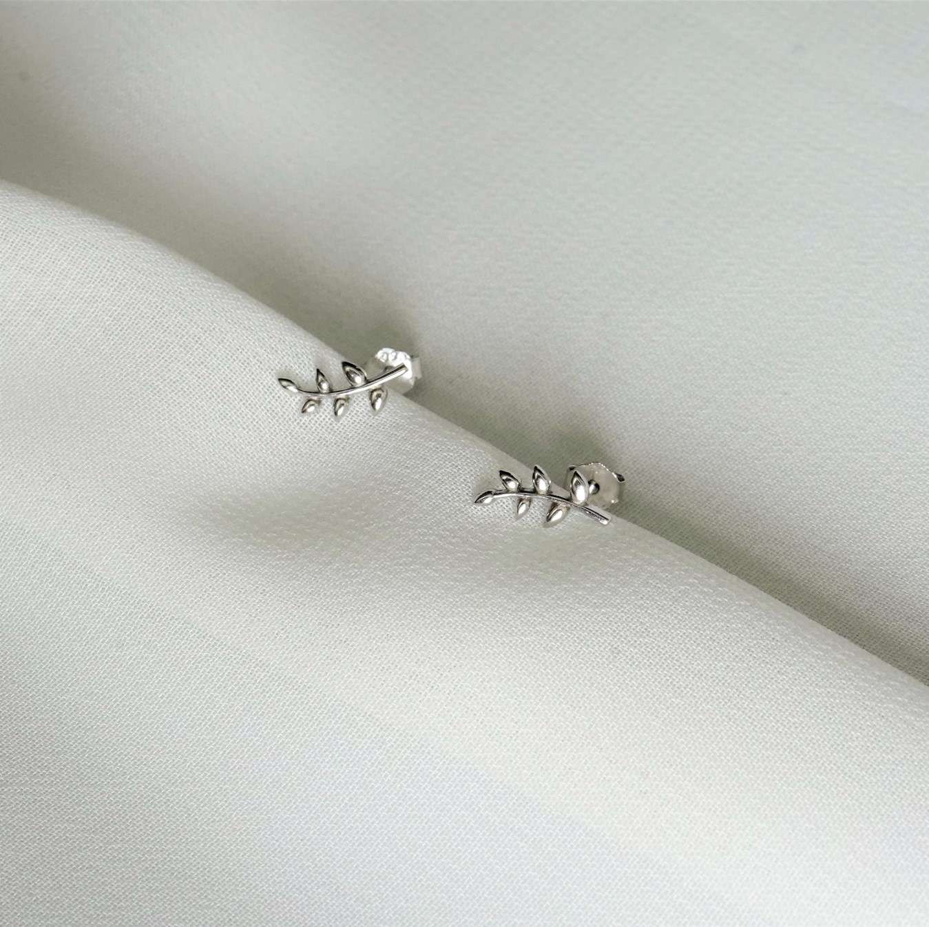 Leaf Mini | Christliche Ohrstecker – 925 Sterling Silber – Gold beschichtet 3 Feiner silberner Ohrschmuck mit Blätterdesign, christliche Geschenkidee.