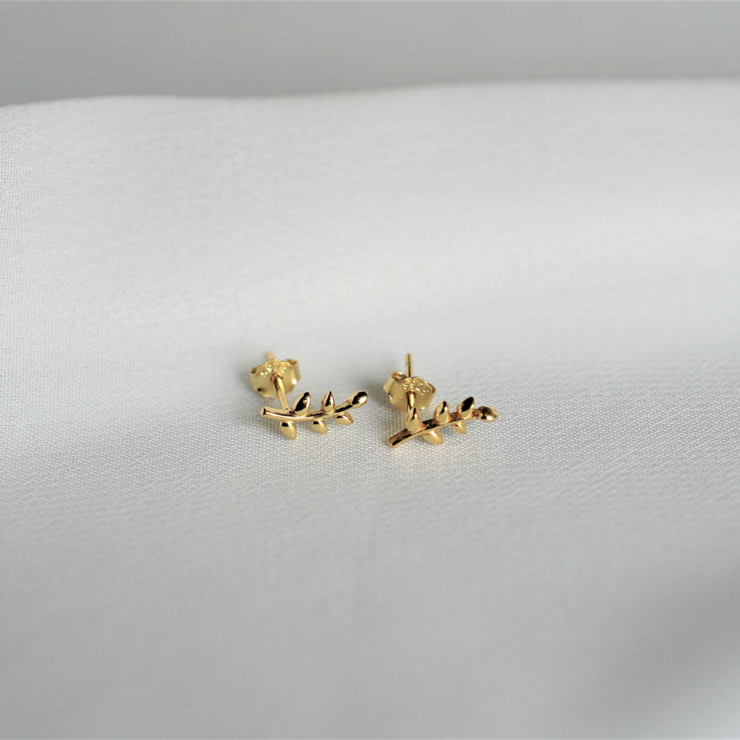 Leaf Mini | Christliche Ohrstecker – 925 Sterling Silber – Gold beschichtet 5 Mini goldene Ohrringe in Blattform, christliche Schmuckaccessoires, religiöser Modeartikel.