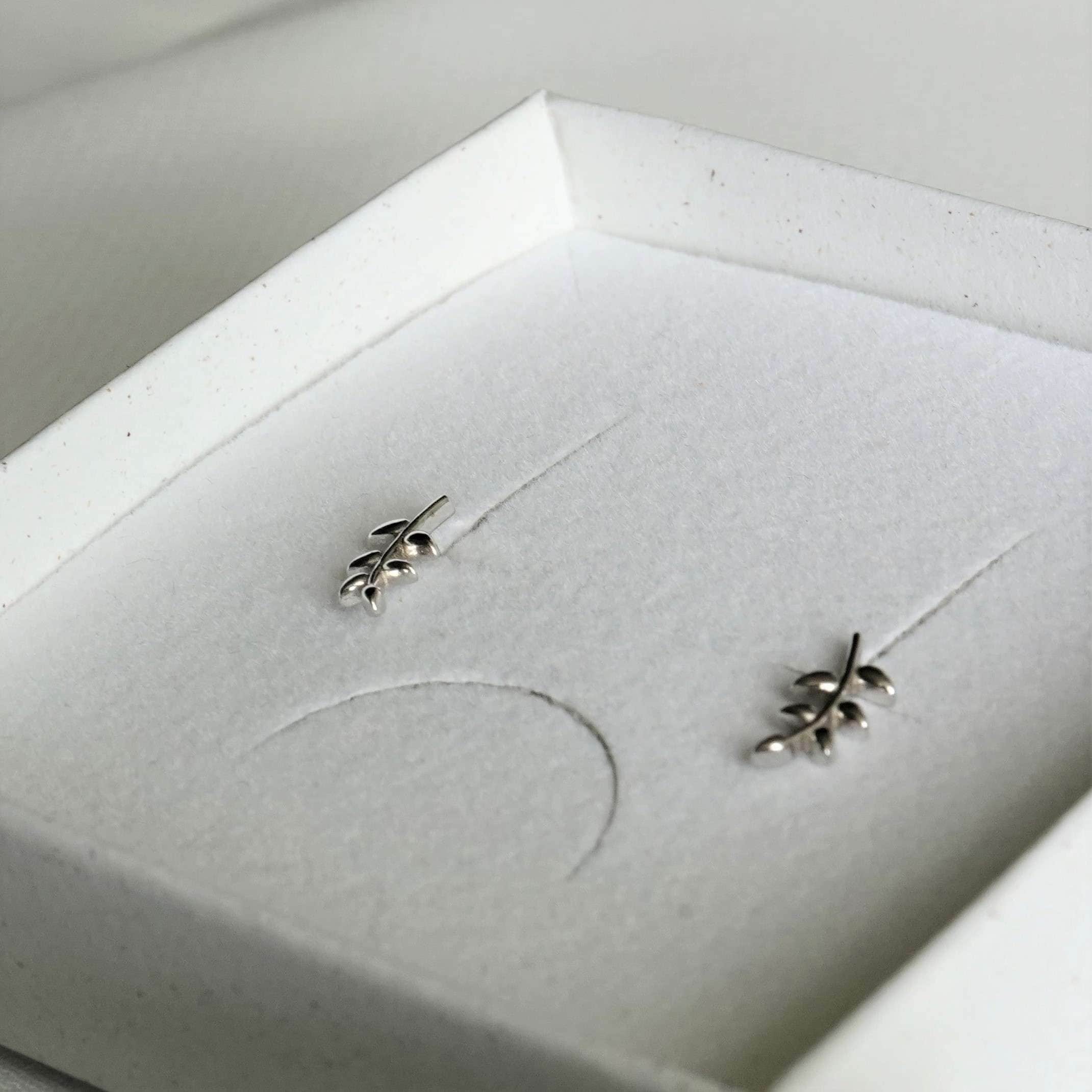 Leaf Mini | Christliche Ohrstecker – 925 Sterling Silber – Gold beschichtet 4 Feiner silberner Kreuz-Ohrring, christliches Schmuckstück, Geschenkidee, Mookho.de.
