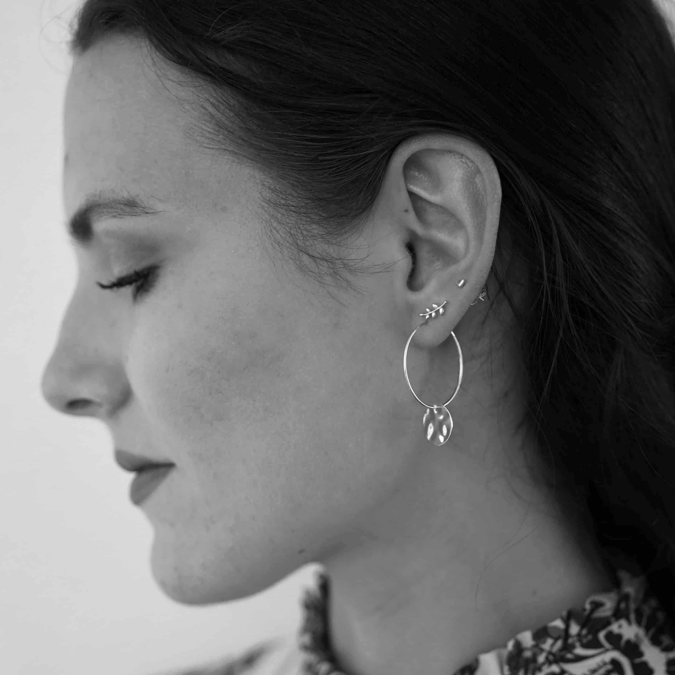 Leaf Mini | Christliche Ohrstecker – 925 Sterling Silber – Gold beschichtet 6 Elegante Frau mit Christlicher Schmuck, Ohrringe und stilvolles Accessoire, Mookho.de.