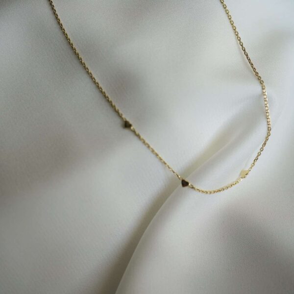 Feiner goldener Kreuz-Halskette, christliches Schmuckdesign, elegante religiöse Kette.