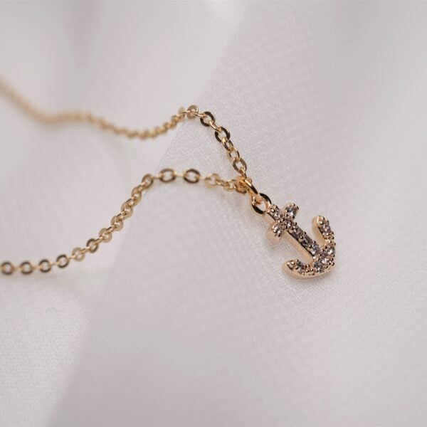 Schmuckanhänger mit Kreuz und Christentum, spiritueller Silber-Halskettenanhänger.