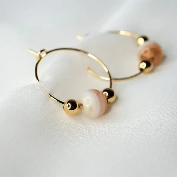Elegante goldene Ohrringe mit Perlen, christlicher Schmuck, Christliche Mode Accessoires.