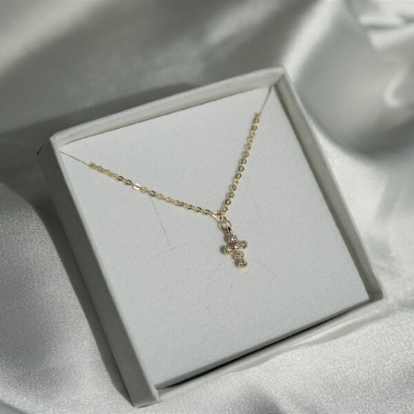 Christlicher Schmuck, Kreuzanhänger, goldene Halskette, religiöse Mode, christliches Accessoire.