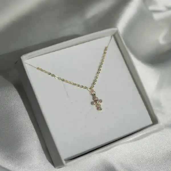 Christlicher Schmuck, Kreuzanhänger, goldene Halskette, religiöse Mode, christliches Accessoire.