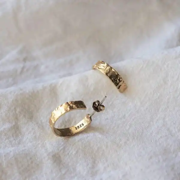 Hochwertige goldene Christenschmuck Ohrringe auf weißem Stoff, religiöser Goldschmuck Stil, Mookho.de.