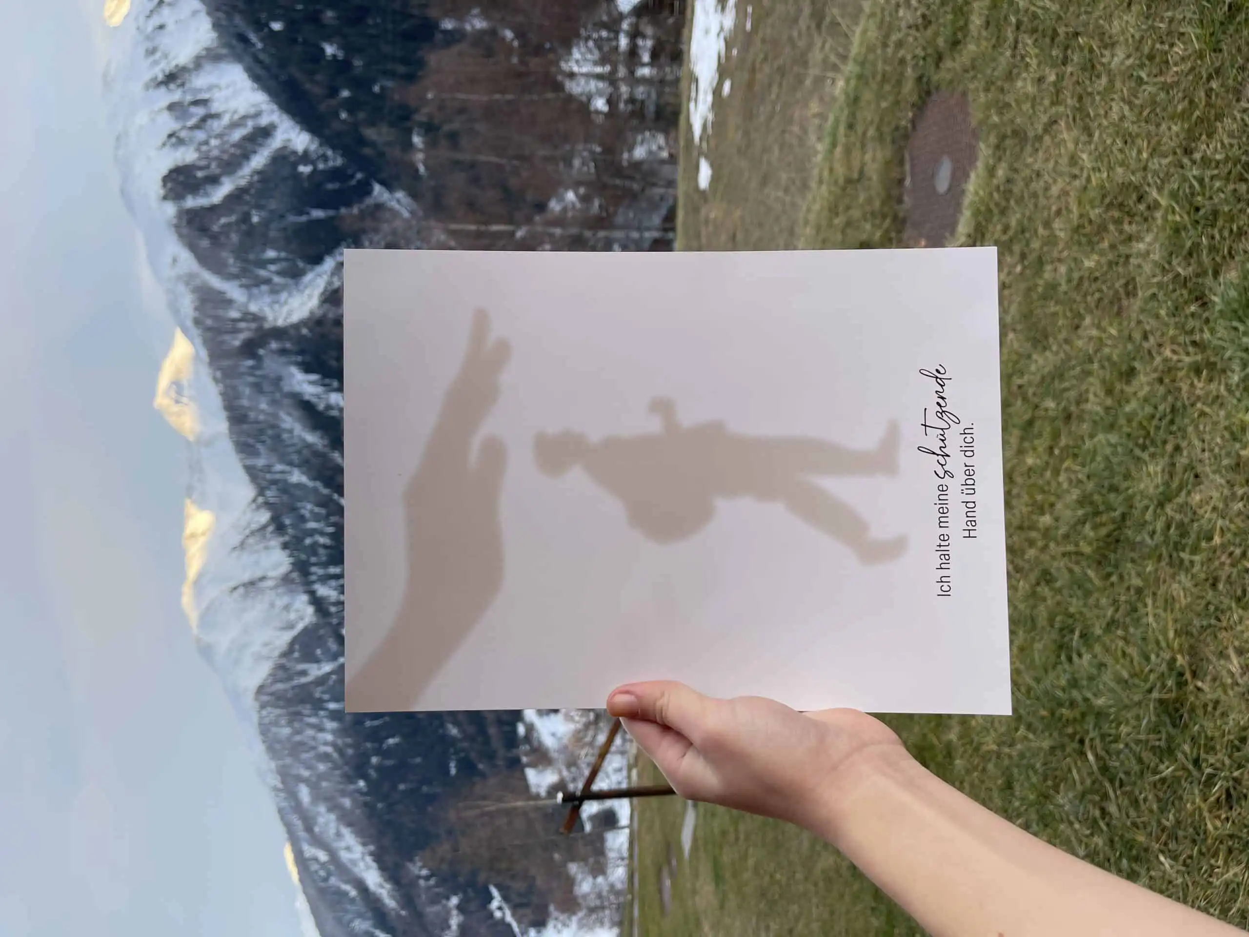 Schützende Hand; Poster A4 2 Verspielt und inspirierend, christliche Botschaften auf Papier, Berglandschaft, Mookho.de.