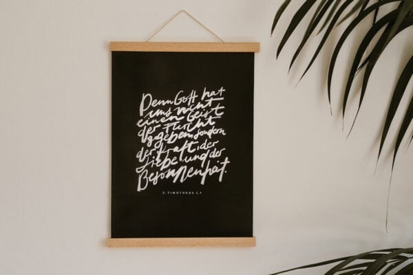 Glaube-Zitat auf schwarzer Tafel, christliche Inspiration, christliche Botschaft, christlicher Lebensstil, religiöse Dekoration.