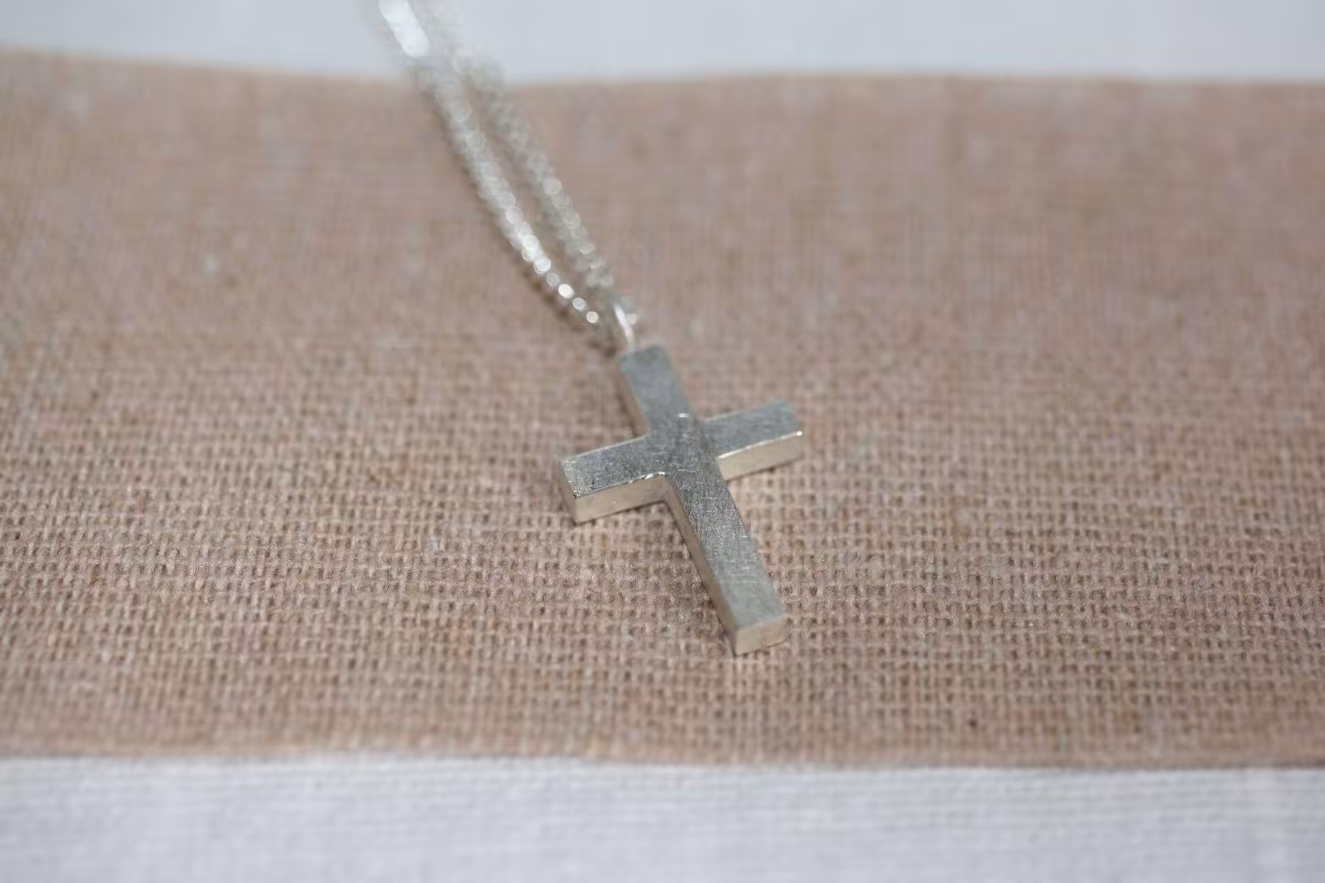 Halskette mit Kreuz-Anhänger, christliche Schmuckartikel auf mookho.de.