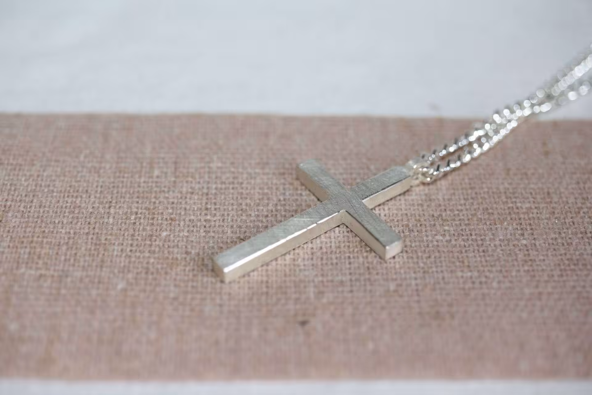 Schmuck Anhänger mit Kreuzsymbol, christlicher Glauben, silberne Kette, Geschenk für Christen.