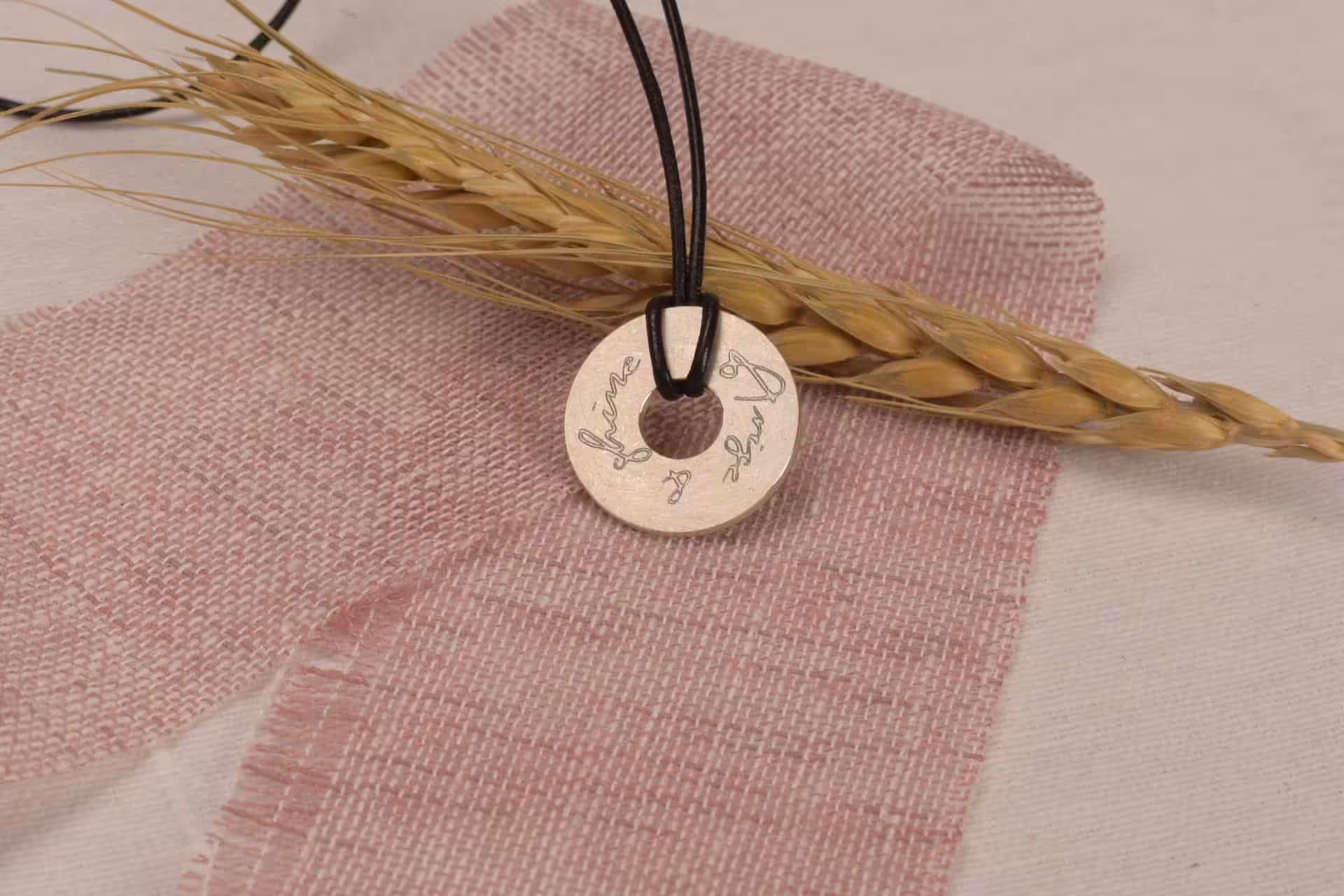 Religeanhänger mit "Gottes Liebe" Gravur auf Leinen und Weizen, christlicher Schmuck, Geschenk.