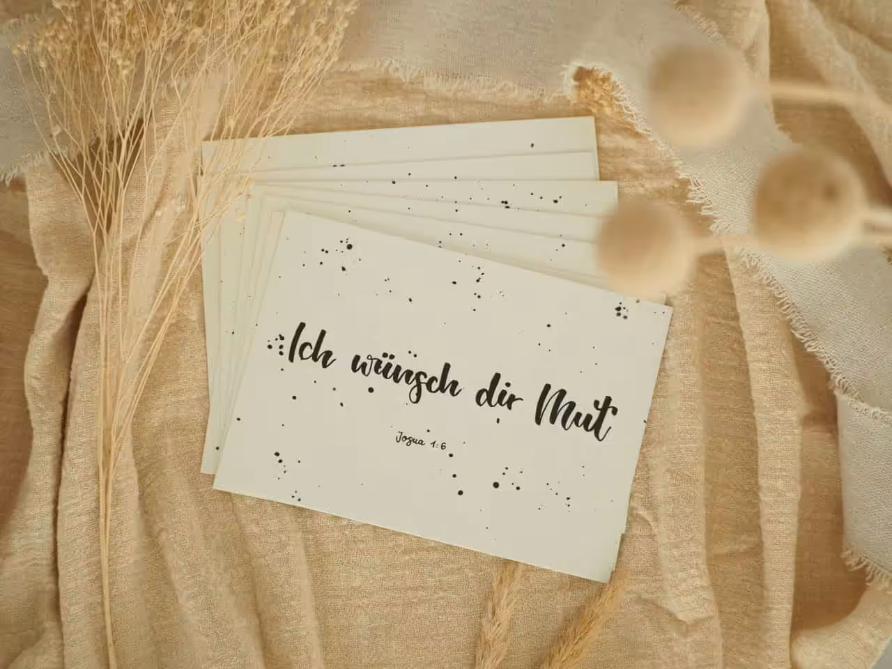 Glaubensbotschaft Karte mit Bibelvers auf natürlichem Stoffhintergrund, christliche Dekoration.