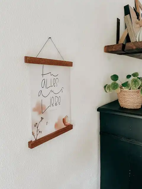 Handgemachte christliche Wanddekoration mit inspirierendem Spruch, moderne Raumgestaltung.