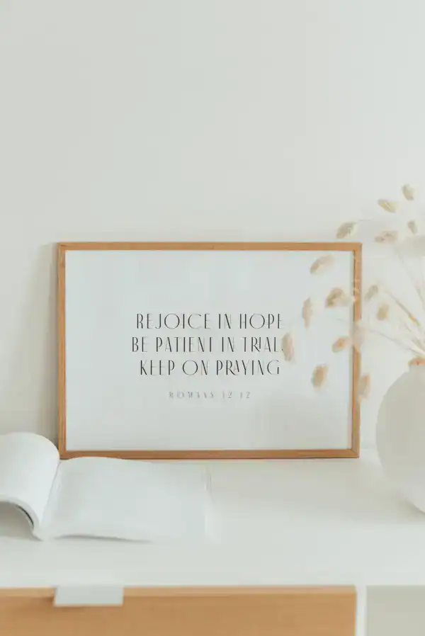 Inspirierende christliche Wanddekoration mit Bibelvers Romans 12:12.