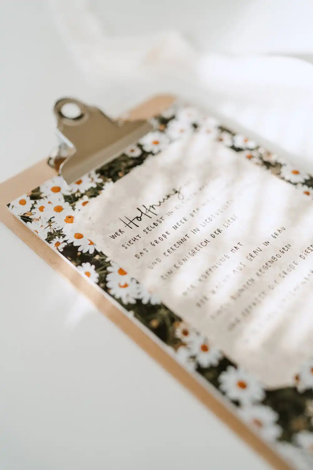 Mutmacher KALENDER DIN A5 auf Klemmbrett ohne Kalendarium l Ewiger Kalender 3 Gottesbotschaft auf Holztafel mit Margeriten, christliches Dekor, Glaubenszitat, christliches Geschenk.