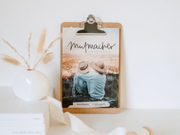 Gemeinsamer christlicher Kalender für Paare, Dekoration im Wohnbereich, spiritueller Alltag.