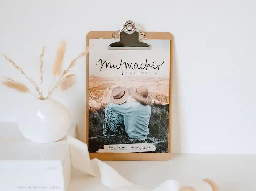 Gemeinsamer christlicher Kalender für Paare, Dekoration im Wohnbereich, spiritueller Alltag.