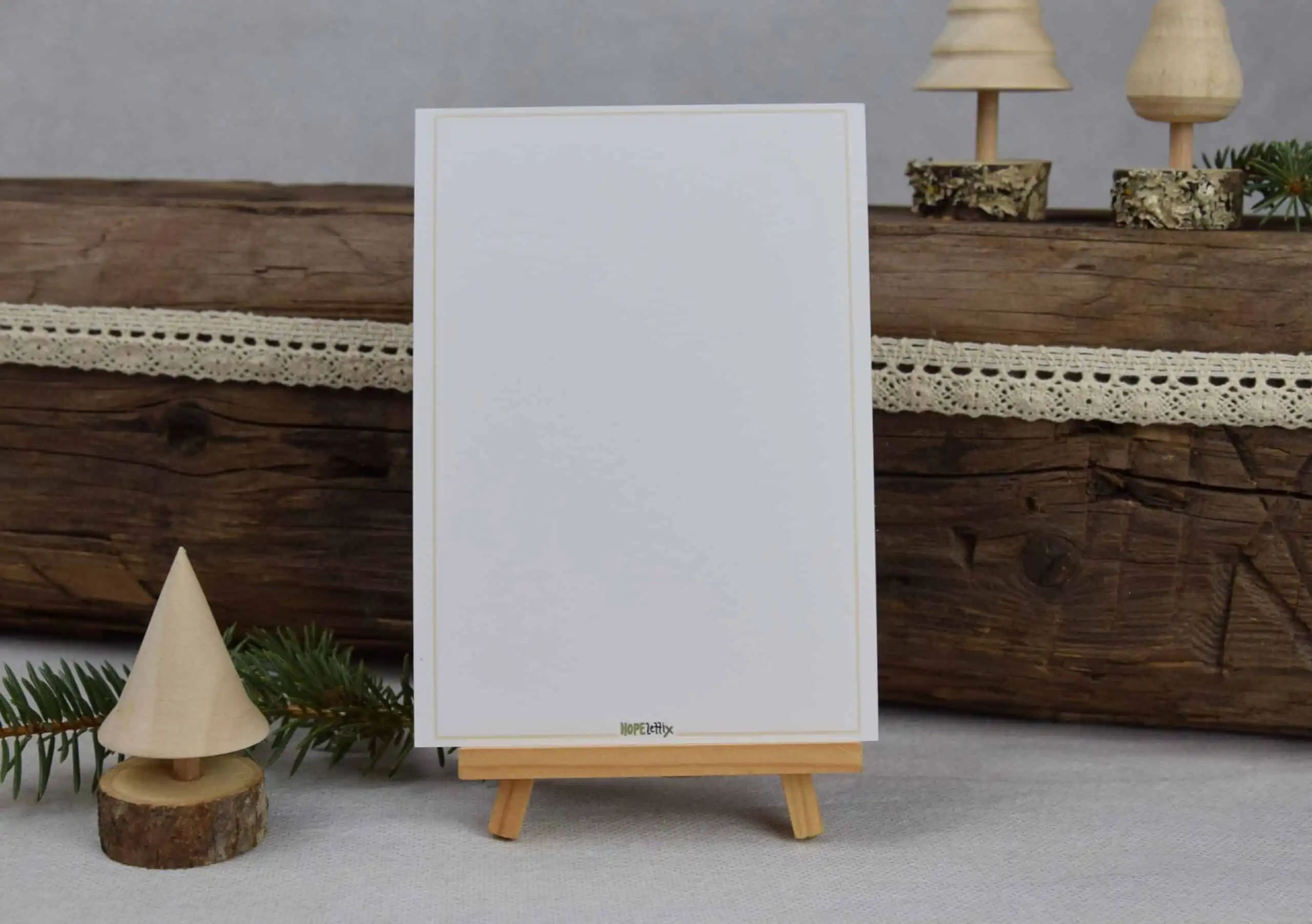 Weihnachtskarte Wunder von Weihnachten 2 Minimalistisches christliches Poster auf Holzständer, geeignet für christliche Raumdekoration.