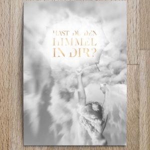 Geschenk zu Himmelfahrt. Postkarte zu christlichen Feiertagen in schwarzweiß mit tiefgehenden Fragen zum verschenken von undarstellbar.com
