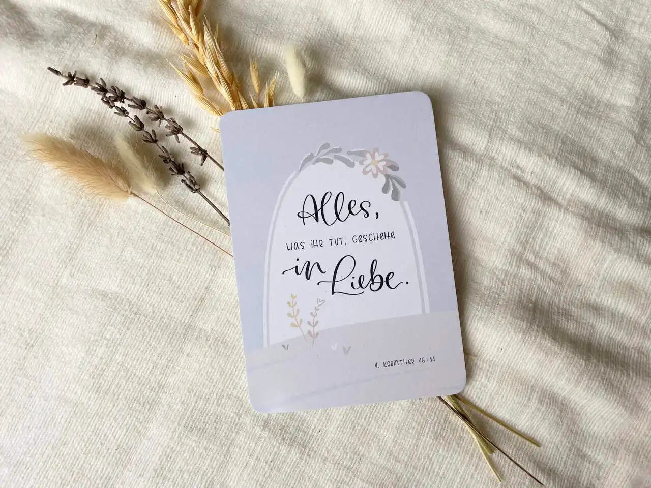 3x Jahreslosung 2024 | Postkarten in Din A6 | Alles, was ihr tut, geschehe in Liebe | Blauer Engel Papier | Handlettering 4 Segenskarte mit christlichem Spruch und Naturdeko, christliche Grußkarten kaufen.