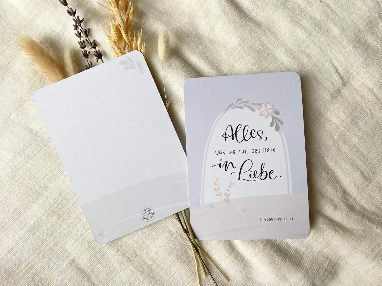 3x Jahreslosung 2024 | Postkarten in Din A6 | Alles, was ihr tut, geschehe in Liebe | Blauer Engel Papier | Handlettering 2 Gottesbotschaften Liebe Karte mit christlicher Botschaft, christliche Grußkarte, christliche Geschenke.