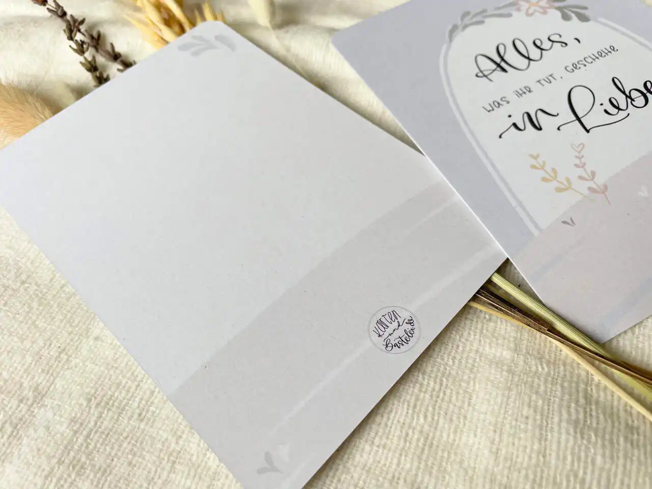 3x Jahreslosung 2024 | Postkarten in Din A6 | Alles, was ihr tut, geschehe in Liebe | Blauer Engel Papier | Handlettering 3 Gottesankündigung Grußkarte für Christen, christliche Grußkarten mit Bibelzitat.