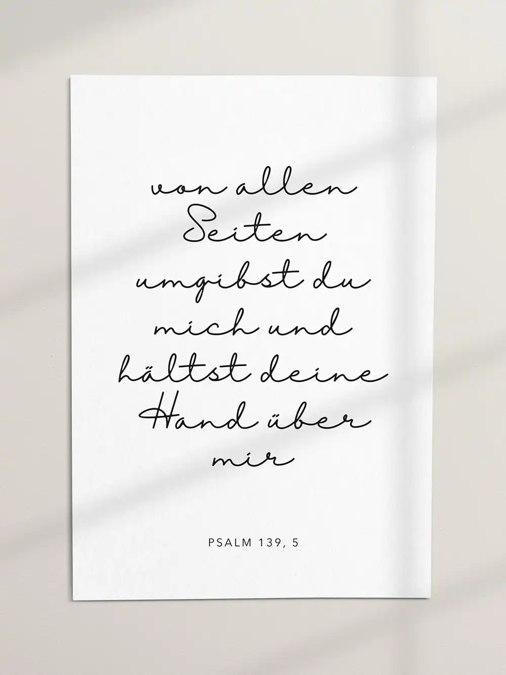 Freundliche, biblische Wanddekoration mit Psalm 139,5 in moderner Schrift für christliche Zuhause.