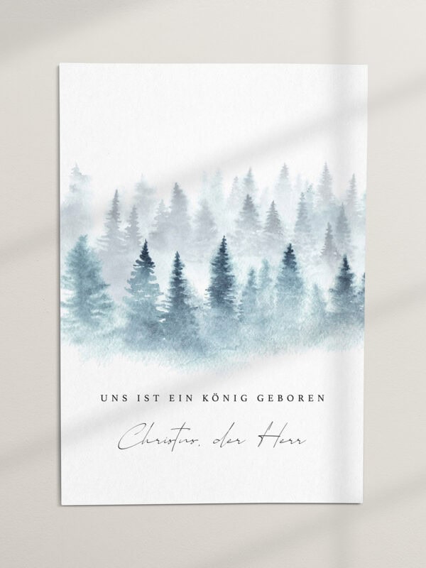 Friedliche Weihnachtskarte mit Bergwäldern und christlichem Gruß.