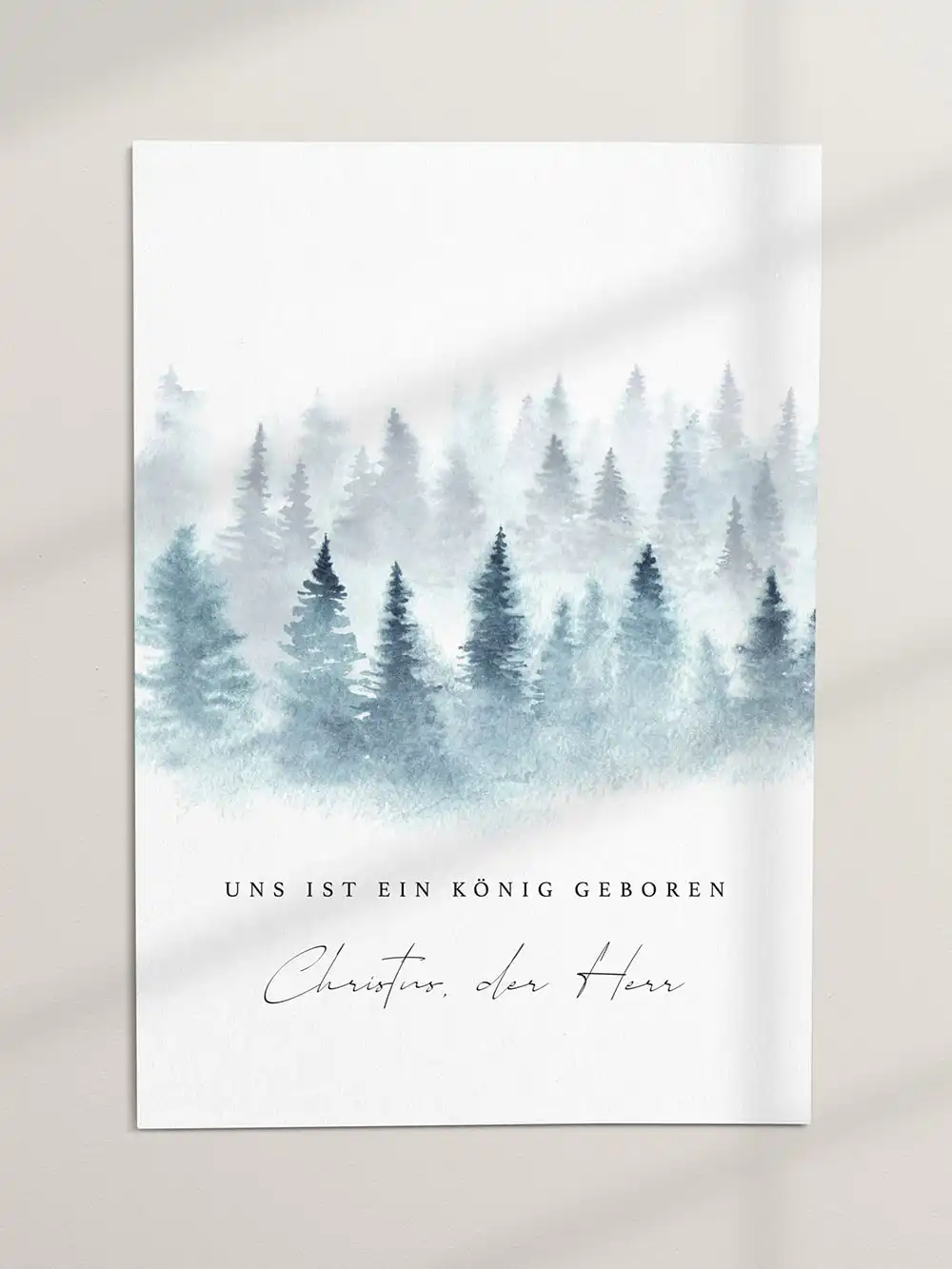 Friedliche Weihnachtskarte mit Bergwäldern und christlichem Gruß.