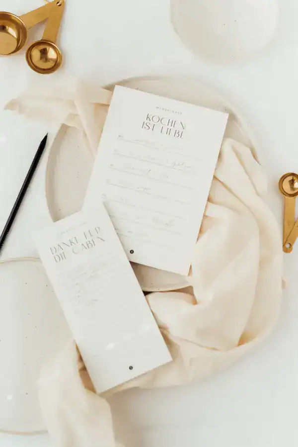 Gebetsnotizen auf christlichem Inspirationstisch, Glauben, Liebe, Dankbarkeit.