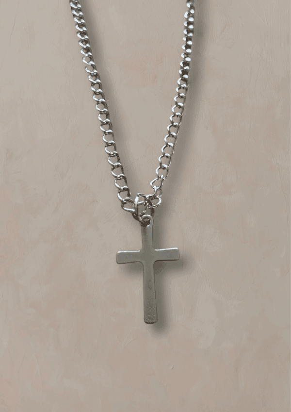 Halskette mit Kreuz-Anhänger für christliche Schmuckliebhaber.