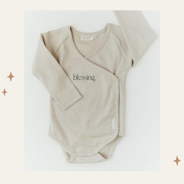 Minimalistischer Babybody mit "blessing" Schriftzug, christliche Babybekleidung.