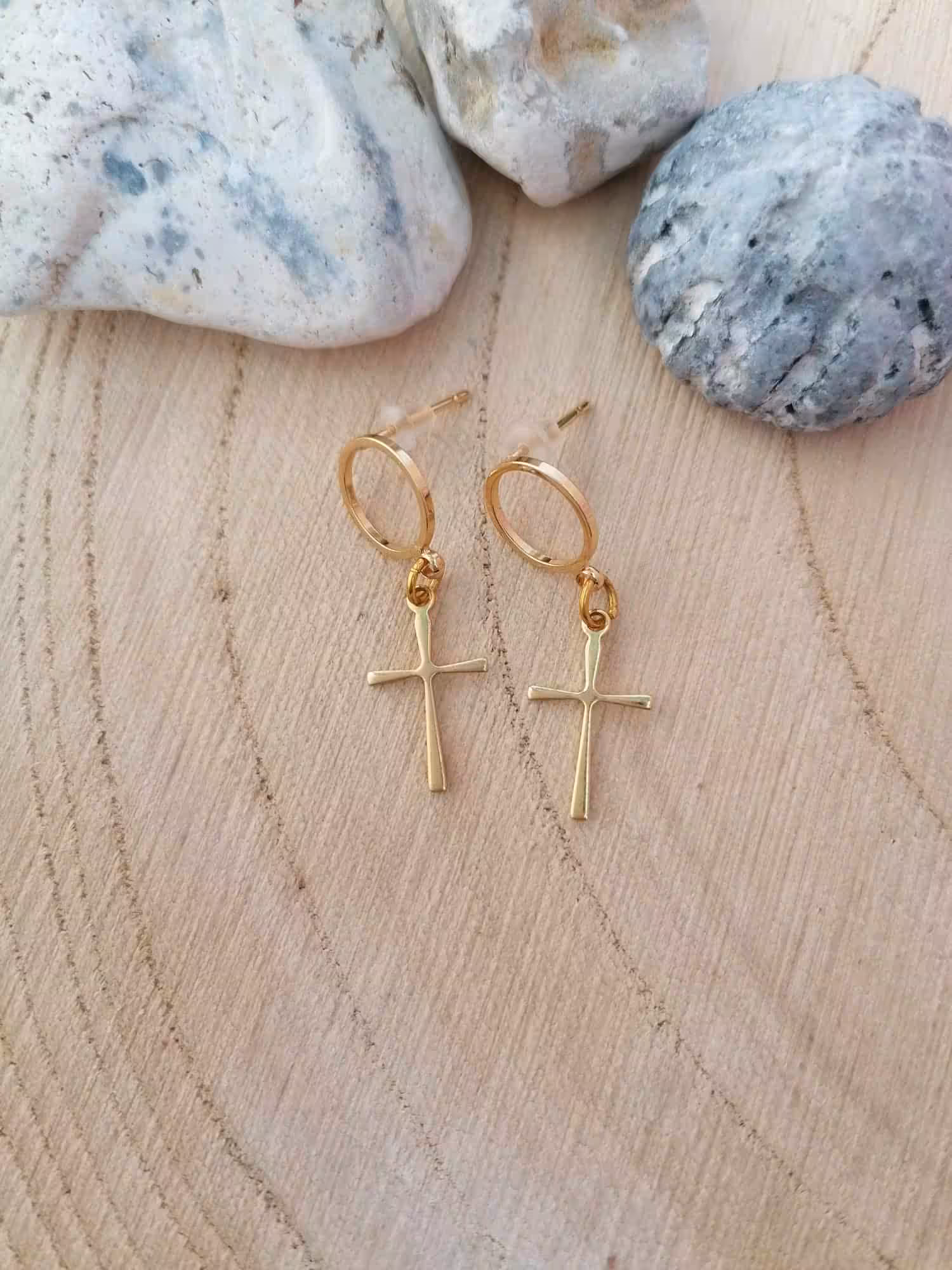 Goldene Kreuz-Ohrringe, christliches Schmuckdesign, christliche Accessoires, religiöier Schmuck, angelic Schmuck, christliche Geschenkideen.