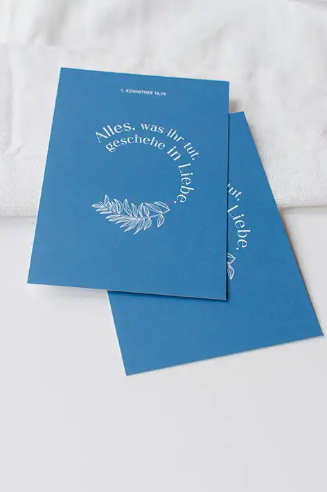 Aufkleber mit Bibelvers 1. Korinther 16,14 auf blauer Karte.