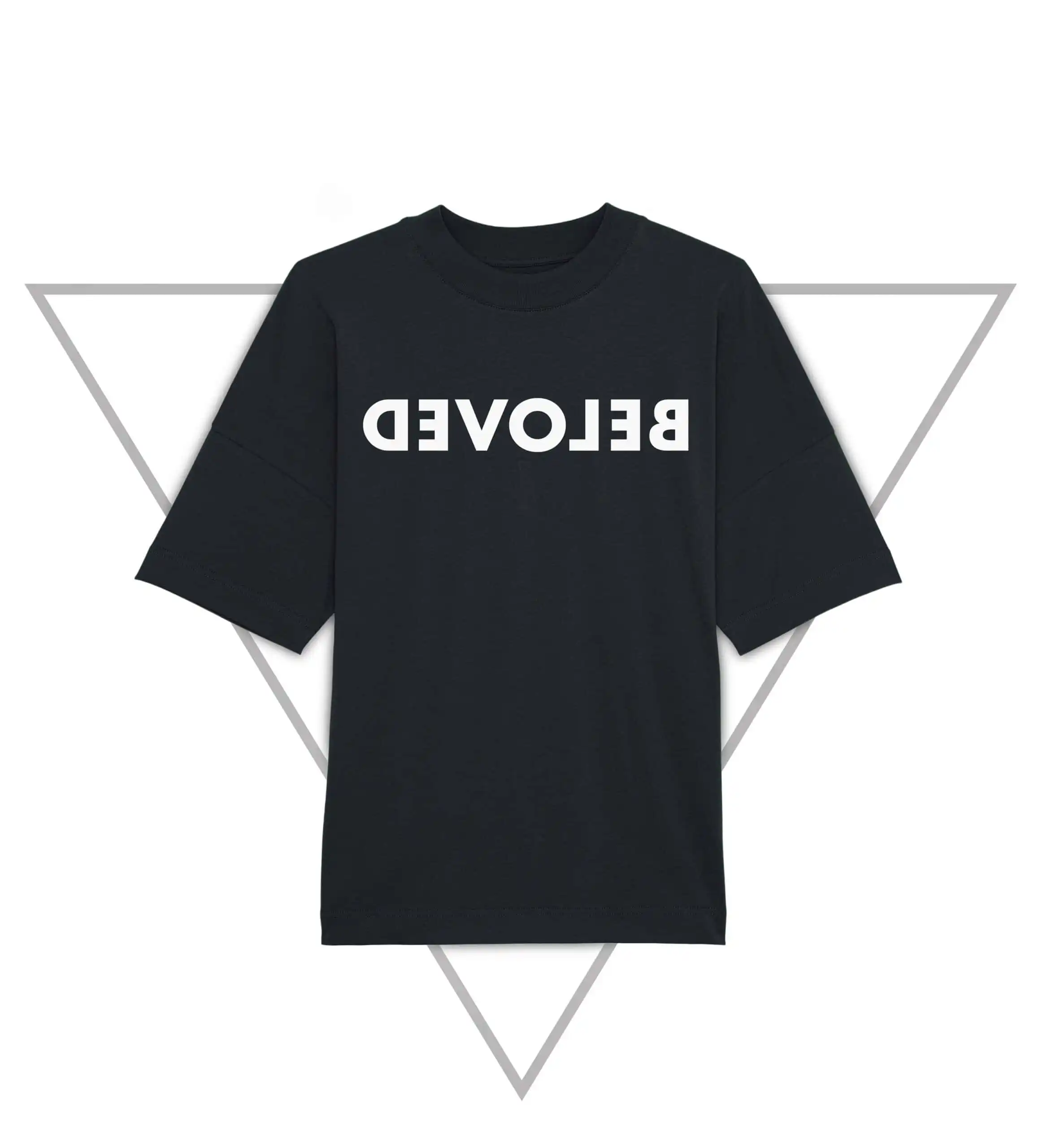 Moderner schwarzer T-Shirt mit "BELOVED" Aufdruck, christliches Design, christliche Mode.