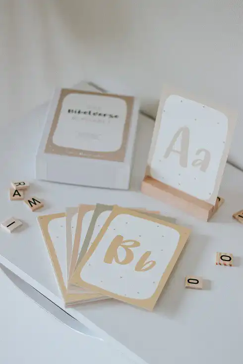 Hübsche Alphabet Lernkarten für Kinder mit christlicher Aussprache und Inspiration.