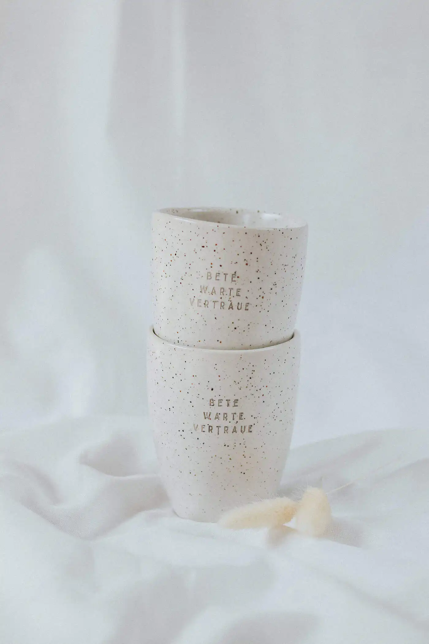 Kaffeebecher • Bete Warte Vertraue 3 Hübsche Becher mit christlichem Motiv, ideal für christliche Marken und Geschenkideen.