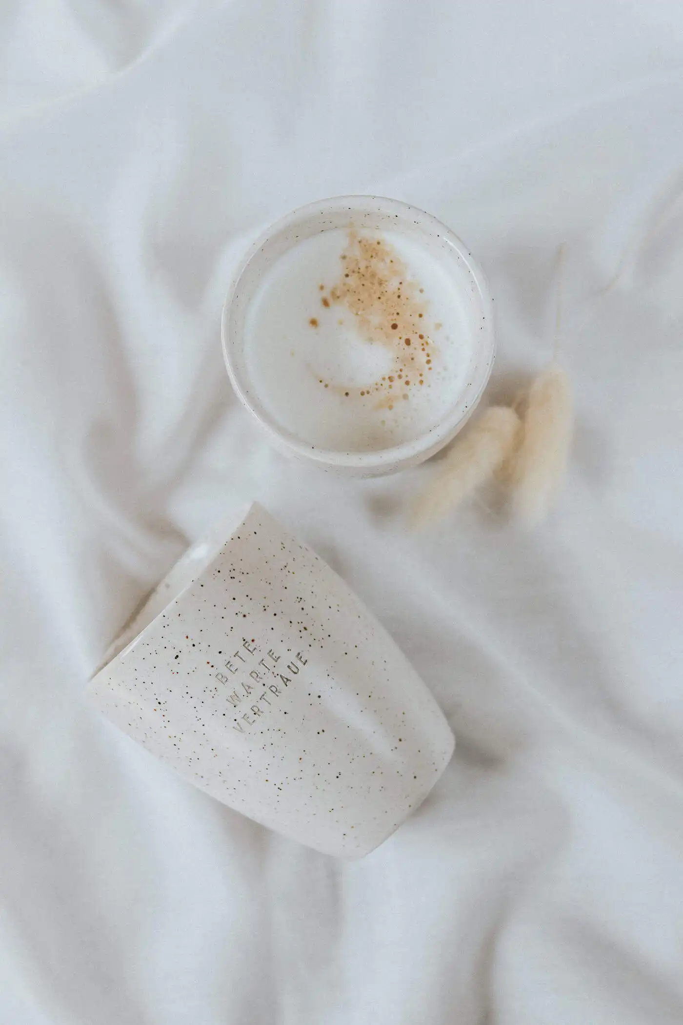 Kaffeebecher • Bete Warte Vertraue 2 Stimmungsvolles Stillleben mit Tasse und Becher auf weißem Stoff, christliche Geschenkideen.