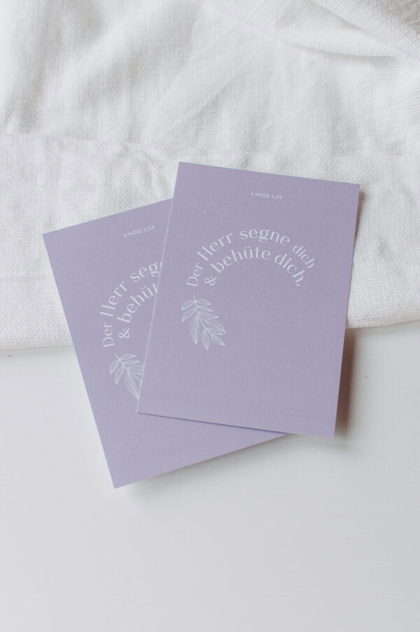 Segenskarte mit Bibelvers auf lilafarbener Karte, christlicher Gruß, Geschenkidee.