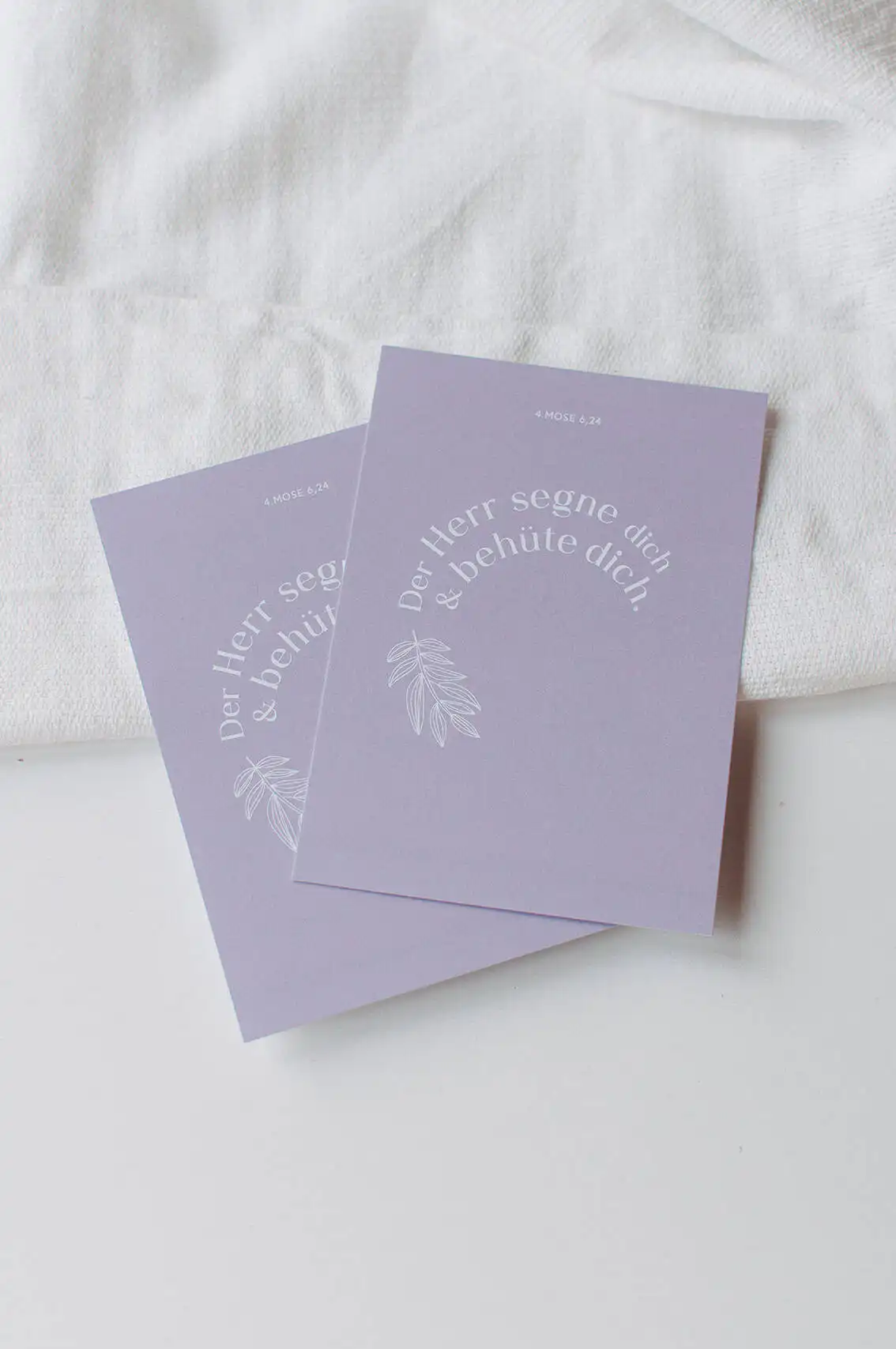 Segenskarte mit Bibelvers auf lilafarbener Karte, christlicher Gruß, Geschenkidee.