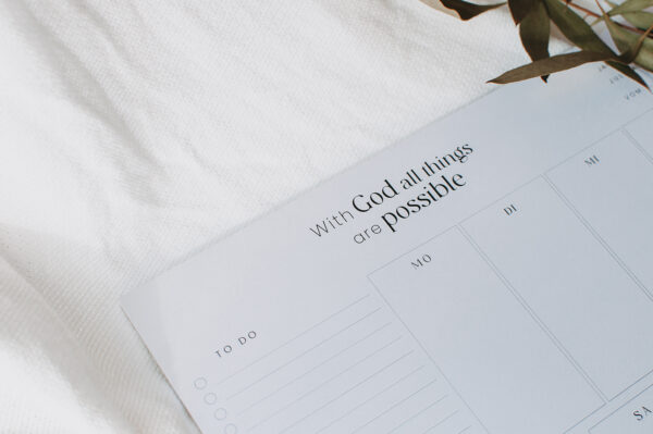Inspirierende christliche Notizbuchseite mit Bibelvers und Gebetszusatz, christliche Marken.