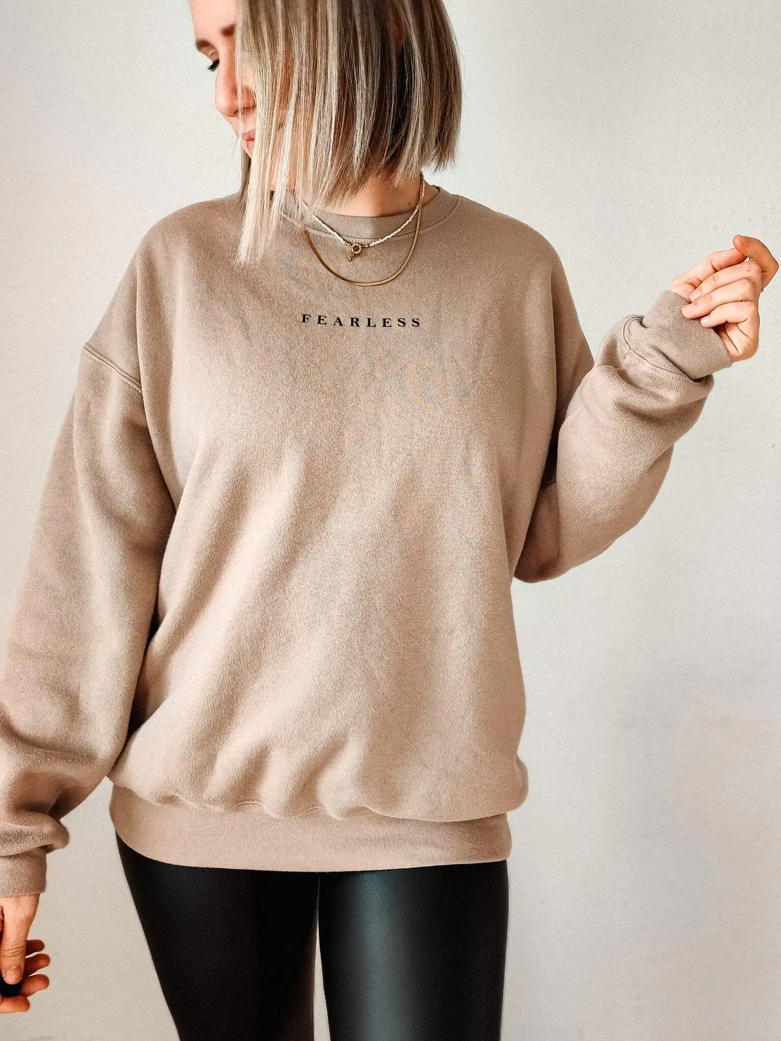 Sweater 'Fearless' UNISEX 2 Mode Sweatshirt mit "Fearless" Aufdruck, christliche Mode, Fair Fashion, Damenbekleidung, christliche Marken.